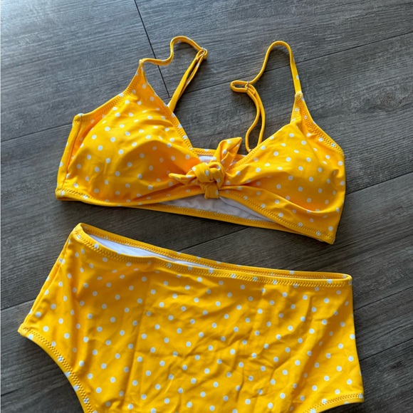 LAST PRICE🍒🤍 AMAZON polka dot high waist swimming set💛 - Picture 7 of 9
